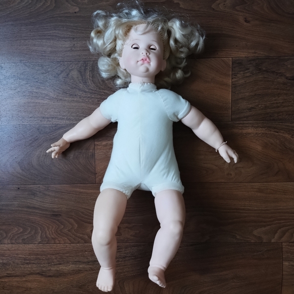 Madame Alexander 'Darlene' Curly Blonde Hair & Blue Eyes Baby Doll #8015 - Picture 12 of 12